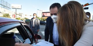 Doctor Mario Lama y Carolina Mejía hacen entregan de  mascarillas en barrios de la Capital