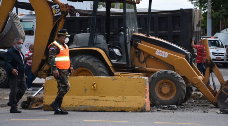 Ministerio de Obras Públicas y Comunicaciones, general Rafael Vásquez Espínola, supervisó el cierre definitivo de los pasos ilegales en la autopista Duarte