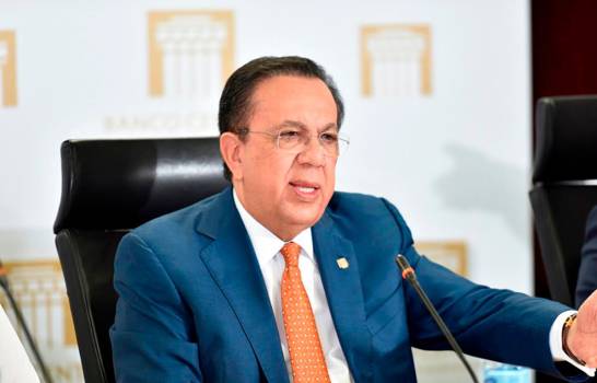 El gobernador del Banco Central, Héctor Valdez Albizu