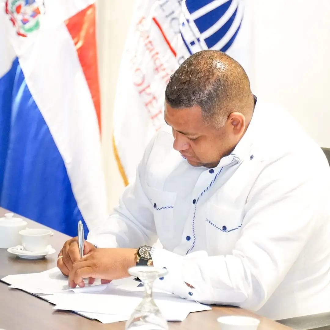 Alcaldía de SPM y PROPEEP firman acuerdo de cooperación: Buscan continuar beneficiando a familias necesitadas del municipio*