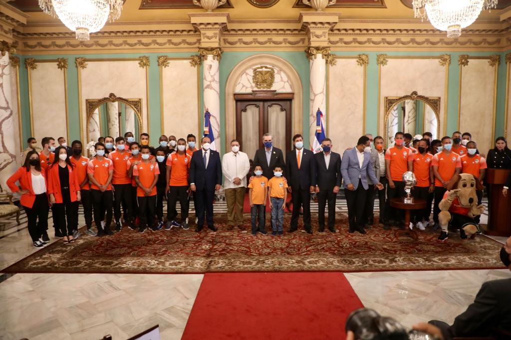 Presidente Abinader recibe al equipo de fútbol de Cibao FC
