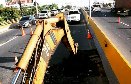 Digesett viabiliza el tránsito vehicular debajo del elevado en la Autopista Duarte, en tanto los hombres de Obras Públicas trabajan en la reparación