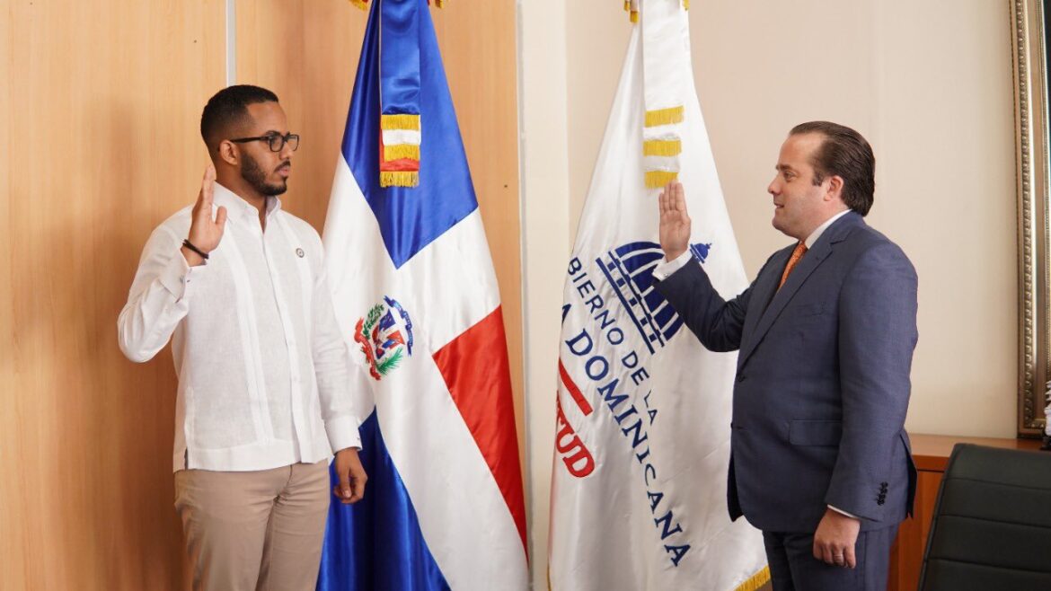 El ministro administrativo de la Presidencia, José Ignacio Paliza, juramentó este lunes a Rafael Féliz García como nuevo ministro de la Juventud