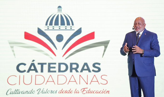 El ministro de Educación, Roberto Fulcar, expresó que la entidad “tra­bajará para fortalecer la conectividad en las escue­las