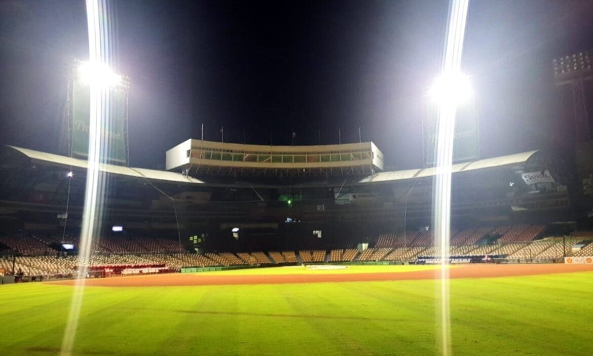 Gobierno instala moderno sistema de iluminación en el Estadio Quisqueya Juan Marichal