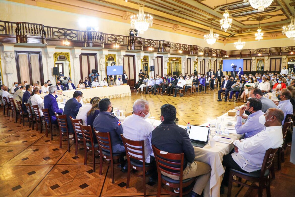 Presidente Abinader recibio los representantes de 110 juntas de vecinos de la provincia de Santiago Rodriguez en el Palacio Nacional