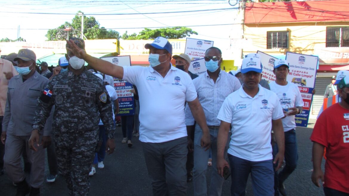 El alcalde, Ing. José Andújar llega al sector Ivan Guzmán klang recibe programa de concientización «Mi calle limpia»