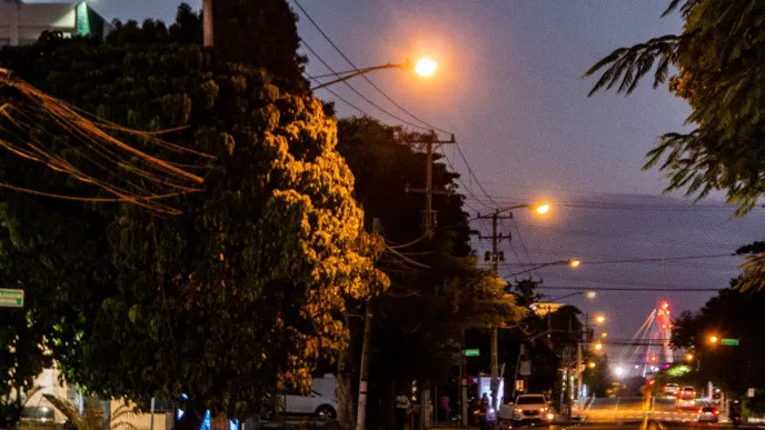 Edesur Dominicana colocan luminarias en tramo de la avenida Máximo Gómez