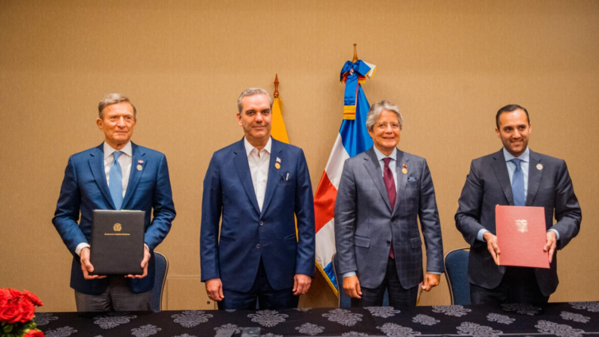 Presidente Luis Abinader sostiene encuentro con homólogo ecuatoriano, firman acuerdo
