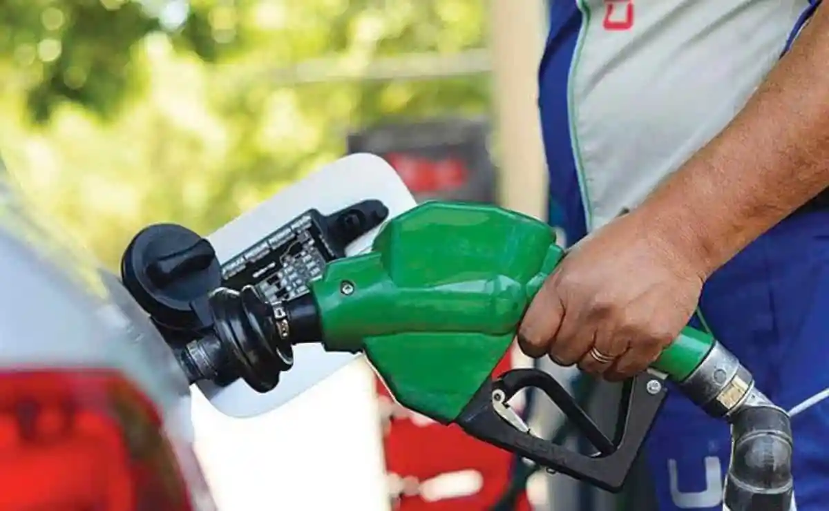 El gobierno vuelve a congelar el precio de los combustibles