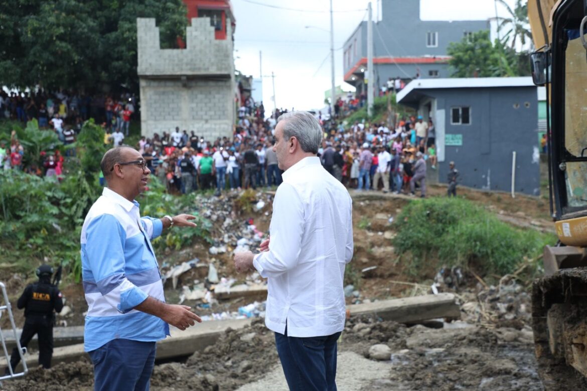 Presidente Luis Abinader junto a Deligne Ascencion de MOPC superisan el asfaltado