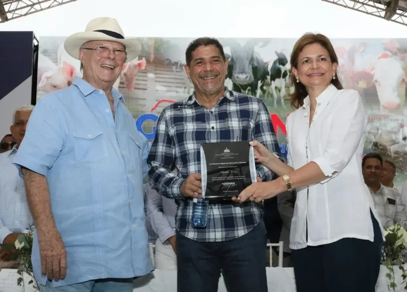 Vicepresidenta Raquel Peña y Hipólito Mejía reconocen a Ministro Límber  Cruz en la Feria AGROPENOR