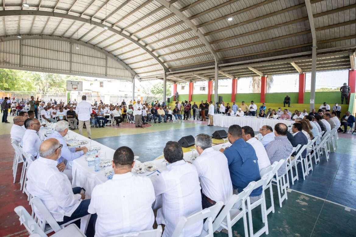 Vicepresidenta Raquel Peña promete soluciones a inquietudes a comunitarios de Santiago Oeste