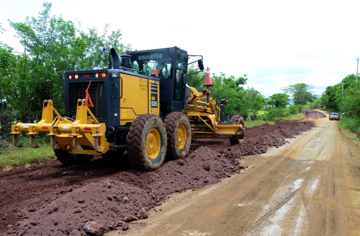 Obras Públicas supervisa construcción de carretera Monte Plata – Hacienda Estrella