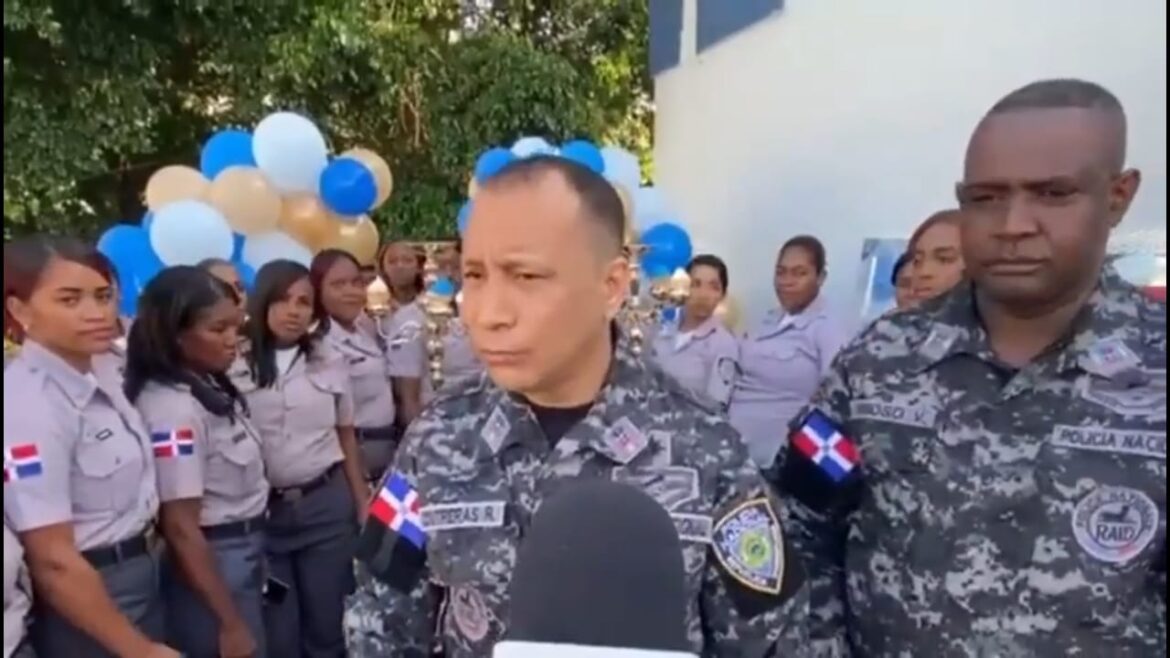 General Contreras Ruiz sorprende a las madres policías que laboran en el Distrito Nacional