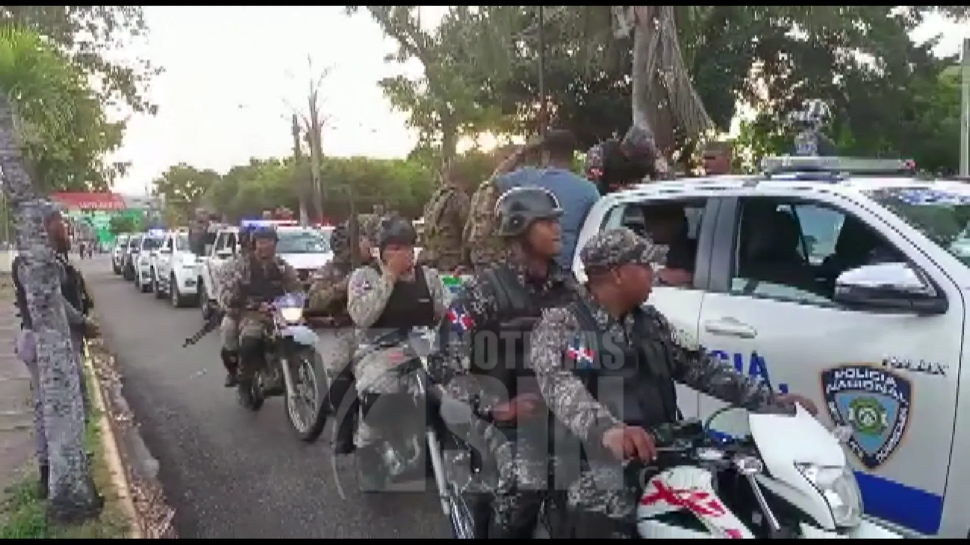 La Policía Nacional y las fuerzas militares recorrieron barrios de la zona norte de la capital manteniendo vigilancia
