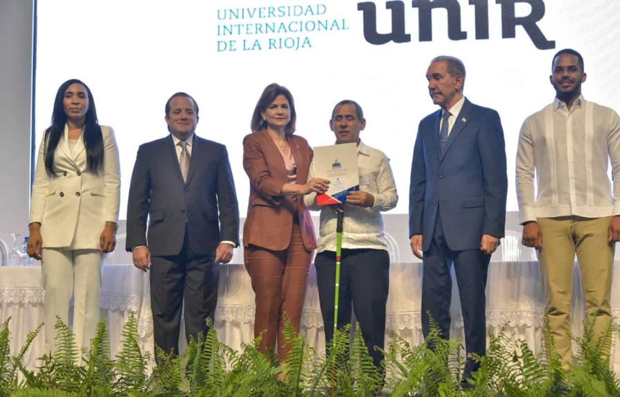 La vicepresidenta de la República, Raquel Peña, y el ministro Franklin García encabezaron entrega de becas nacionales e internacionales para maestrías y doctorados