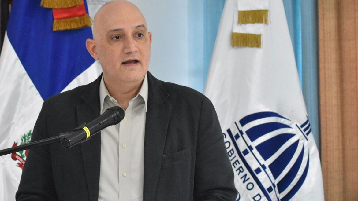 Ministro de Economía, Pável Isa Contreras, resaltó la necesidad de que la política migratoria dominicana sea más eficiente