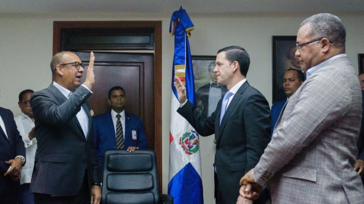 Ministro de Obras Públicas juramenta a Hugo Beras como director del Intrant