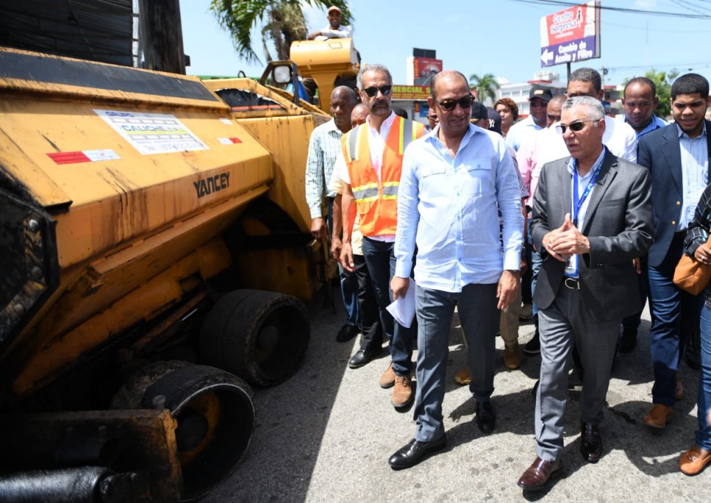 Deligne Ascención y Manuel Jiménez encabezan inicio de amplio plan de asfaltado en SDE