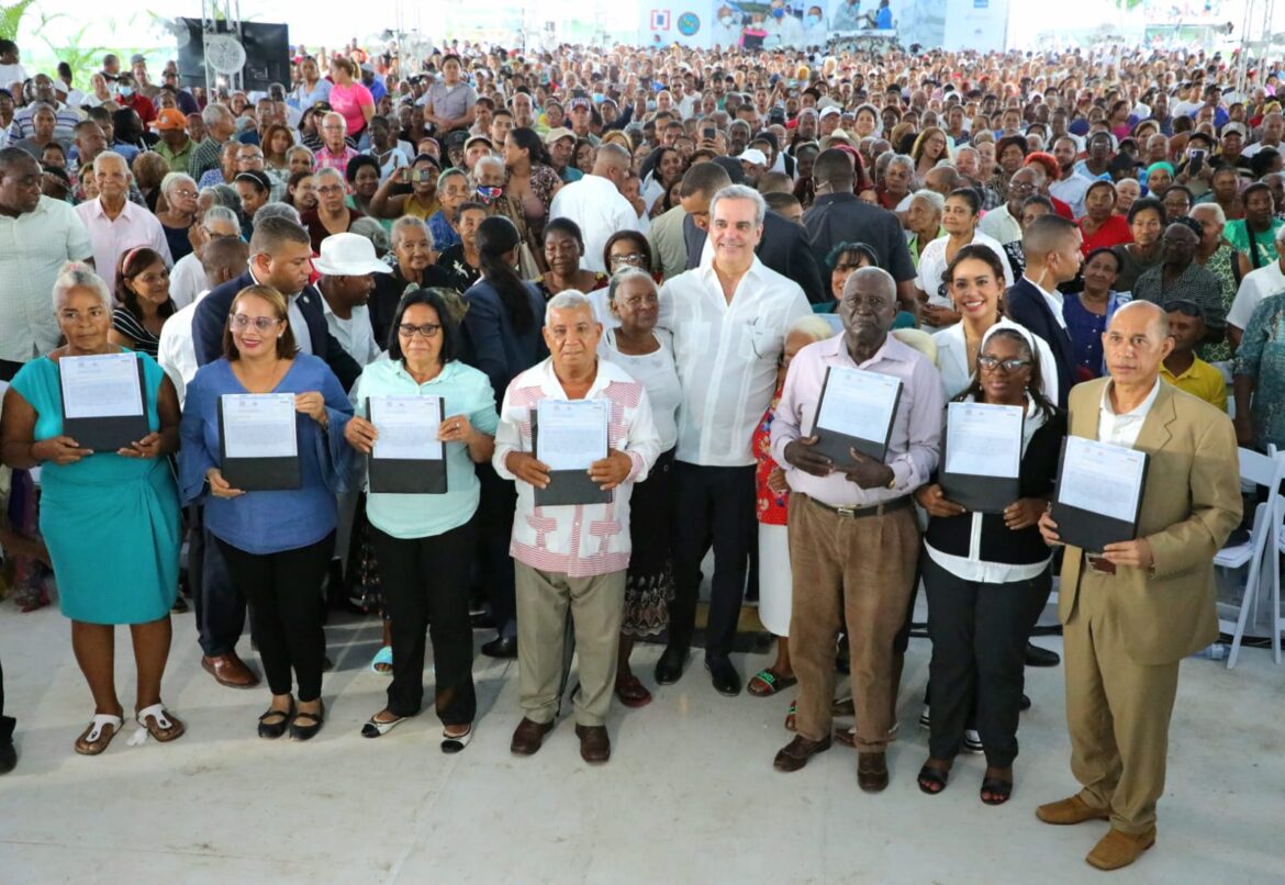 Gobierno entrega 1,727 certificados de título en Los Guaricanos