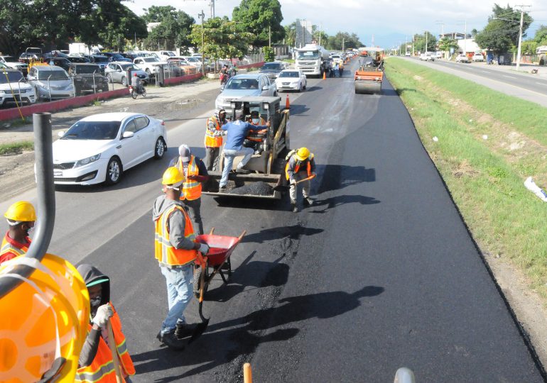 Obras Públicas realiza intervención a la autopista Duarte