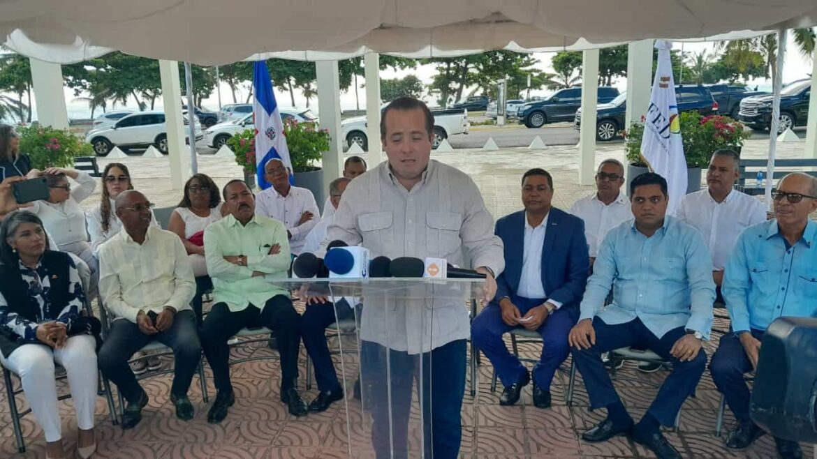 Ministro José Paliza entrega 10 camionetas a FEDOMU