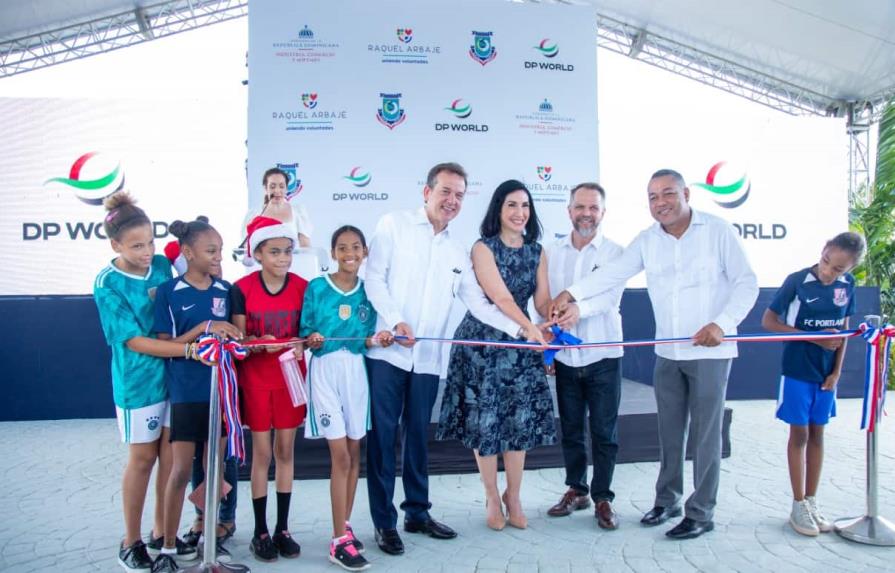 Primera dama Raquel Arbaje y el ministro Ito Bisonó entregan remozado parque recreativo en Boca Chica