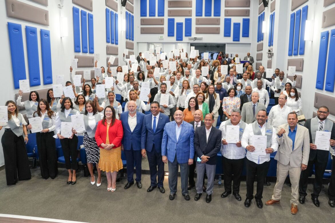 INFOTEP, MAPRE y LMD entregan certificados a 106 alcaldes y directores municipales
