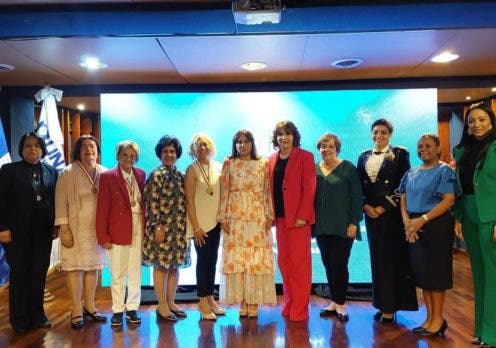 Ministerio de la mujer reconoce 8 mujeres meritorias