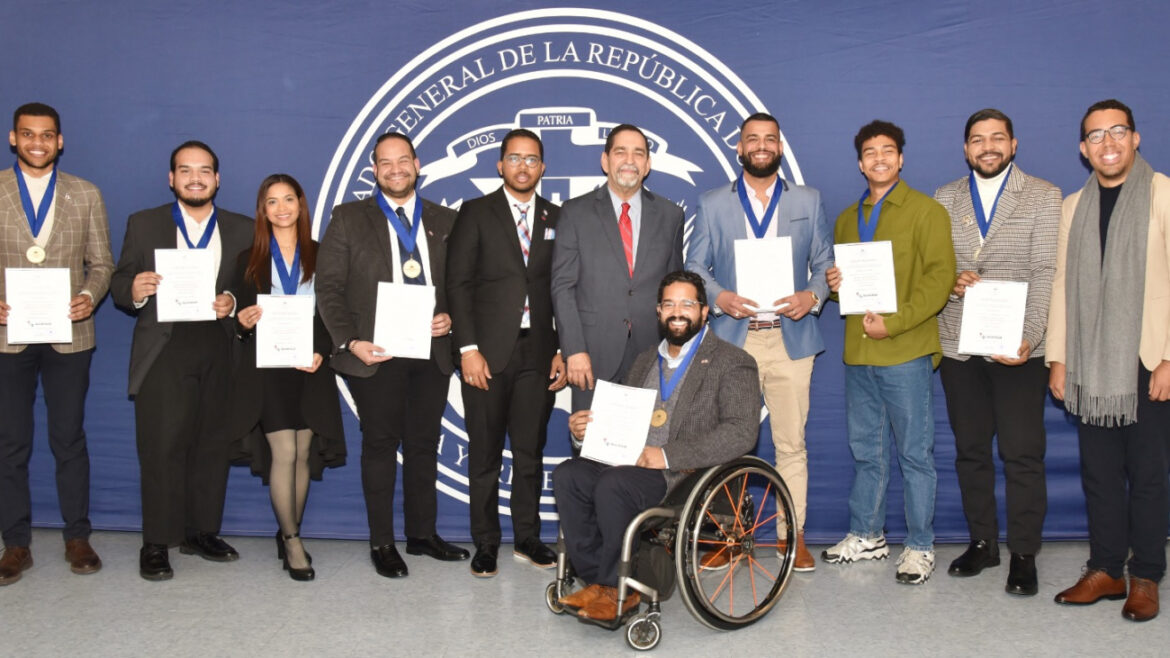 Ministerio de la Juventud y Consulado en NY reconocen a 14 jóvenes dominicanos