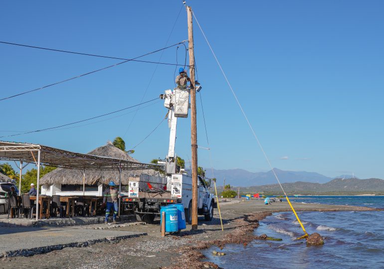 Edesur derriba poste de electricidad tenía más de 25 años en plena playa Salinas