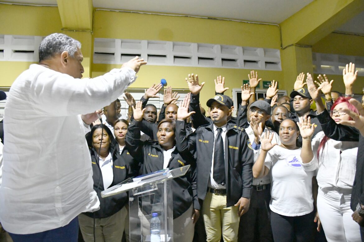 Interior y Policía juramenta líderes que trabajarán por seguridad en Loma del Chivo