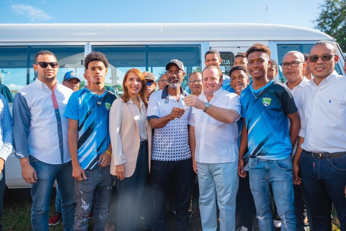 Ministro Paliza entrega tres modernos autobuses a estudiantes y deportistas en  Puerto Plata