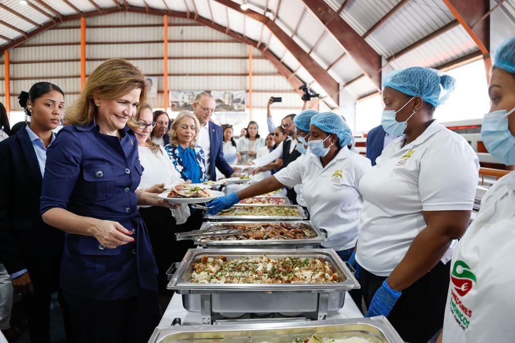 Vicepresidenta encabezó almuerzo con más de 500 mujeres en Santiago