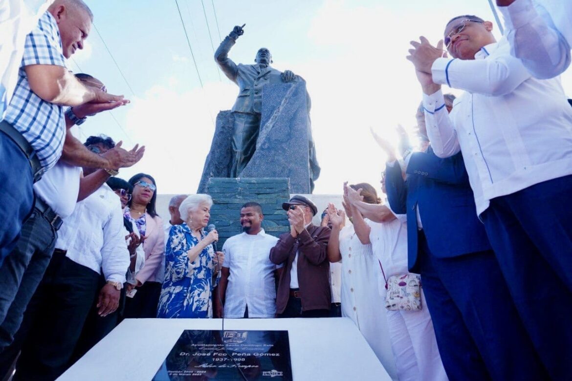 Alcalde Manuel Jiménez inaugura estatua monumental en honor a Peña Gómez