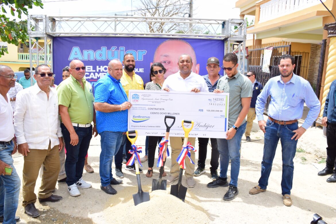 Alcalde José Andújar entrega cheque de RD$108 millones para la construcción de aceras y contenes