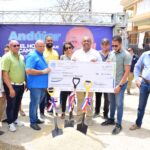 Alcalde José Andújar entrega cheque de RD$108 millones para la construcción de aceras y contenes