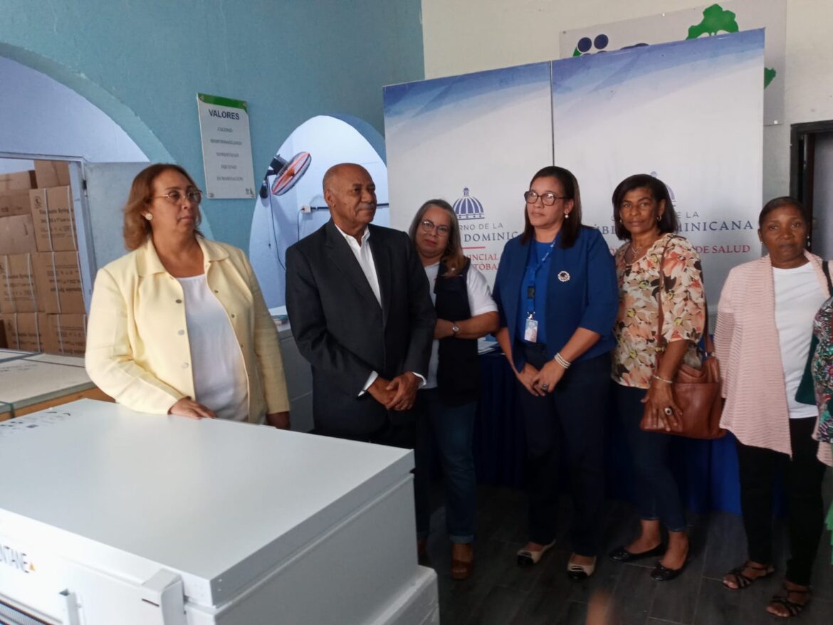 Dirección provincial de salud entrega neveras tipo frizer a UNAP de San Cristóbal