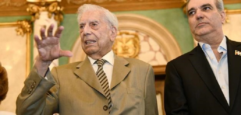 Abinader otorga la ciudadanía al escritor Mario Vargas Llosa