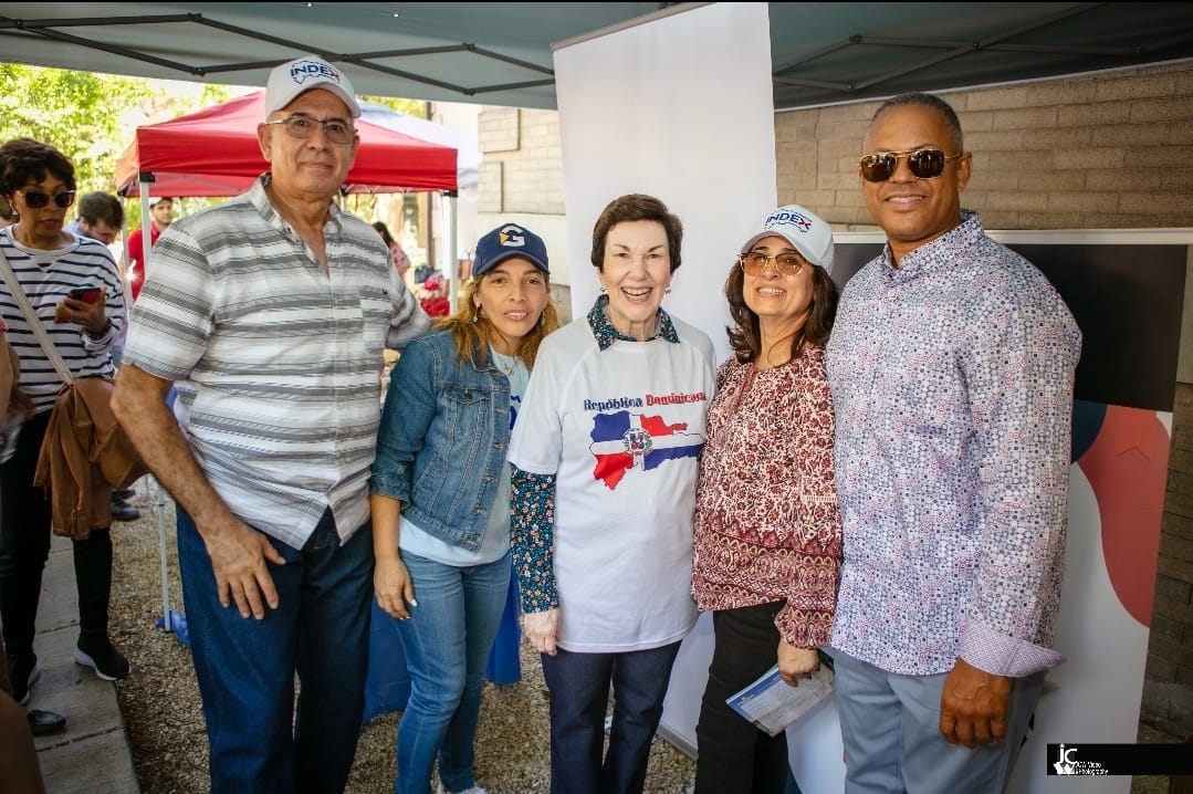 Miles de visitantes celebran en laEmbajada Dominicana en Washington