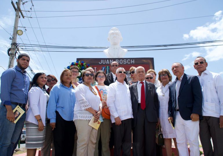 Alcalde Manuel Jiménez develiza busto y plazoleta dedicados al profesor Juan Bosch en SDE