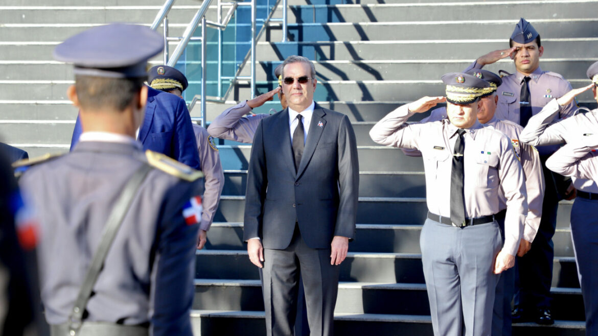 Presidente Abinader encabeza reunión de seguimiento de la seguridad ciudadana en la Policía Nacional