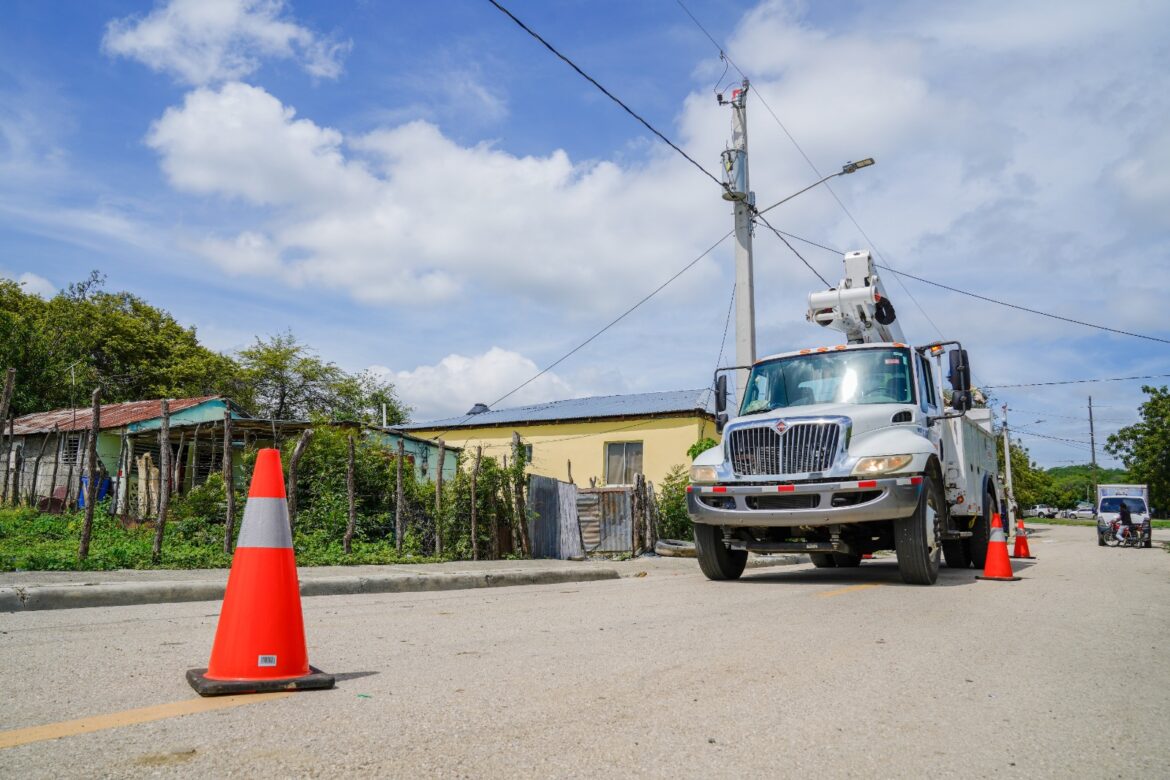Edesur rehabilita redes eléctricas e ilumina la Comunidad Pueblo Nuevo en San Juan de la Maguana