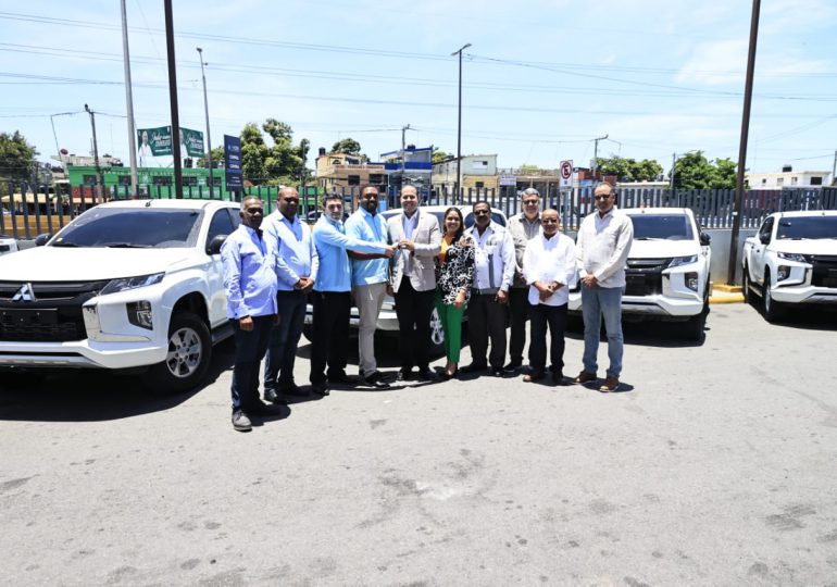 SNS entrega 10 camionetas a las nueve regionales de salud