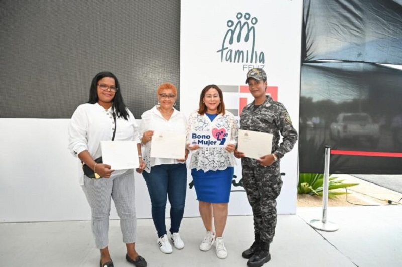 Ministerio de la Mujer entrega Bono Mujer a madres solteras en El Tamarindo