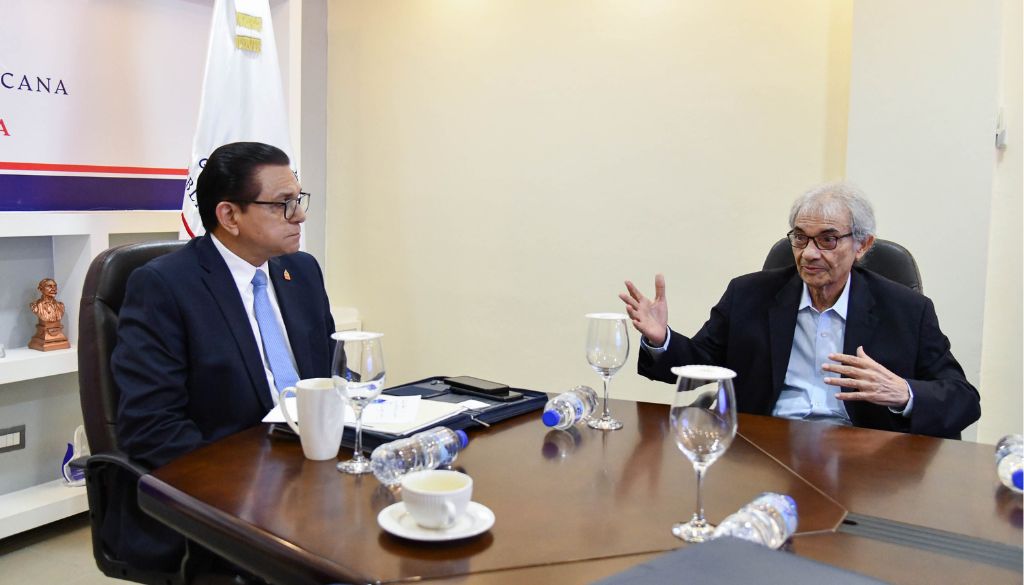 Ministro Daniel Rivera recibe apoyo de ANDECLIP para enfrentar El Dengue