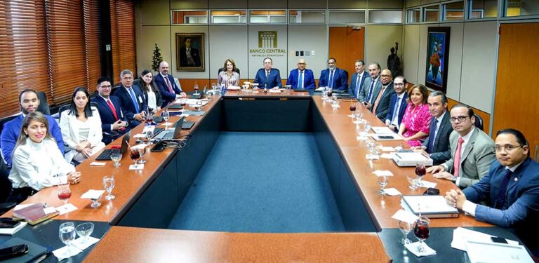 FMI visitó al gobernador del Banco Central   Héctor Valdez Albizu