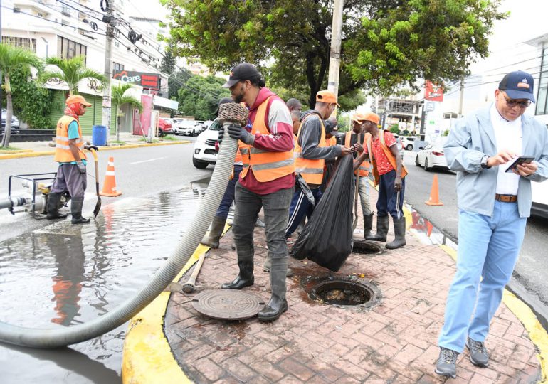 MOPC refuerza brigadas y equipos para desahogo de avenidas con inundaciones