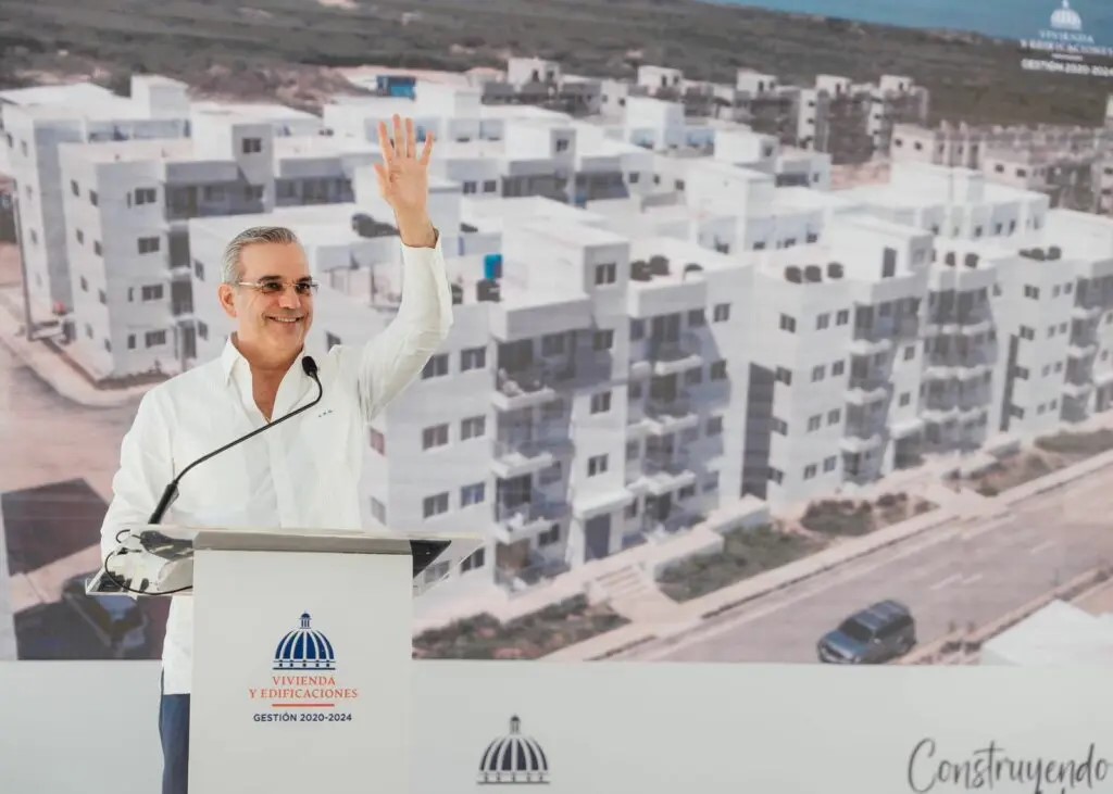 Presidente Abinader entrega 404 apartamentos en Santiago